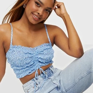 Topp från Nelly, strl 34 - Oanvänd söt topp från Nelly, strl 34.