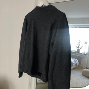 Grå collegetröja  COS strl. L - Snygg oversized collegetröja, mörkgrå melerad i storlek L från COS. Lite nopprig men överlag i fint skick! Fraktkostnad ingår ej i priset. 
