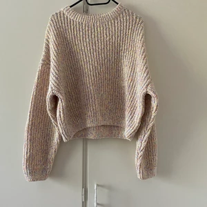 Stickad Tröja - En färgglad stickad tröja ifrån H&M är använd endast en gång men super mysig tröja att ha nu till hösten och är inte alls stickig.