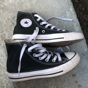 Converse Skor - Fina converse skor i strl 36, säljer då de är för små. Använda max 2 ggr, så i väldigt fint skick. Inga slitningar. Betalning sker via swish. Fraktar till spårbart, frakt ingår ej i pris. Kan även mötas upp i Malmö😋 Skriv gärna privat för fler frågor!  💕💕