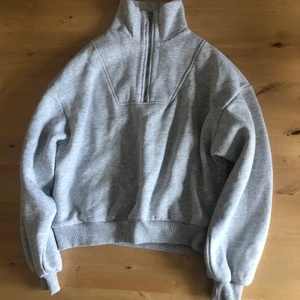 Grå sweatshirt från gina - Använd 1 gång
