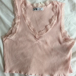 Rosa topp 💘 - Färgen är mycket finare i verkligheten, har använt denna 1-2 gånger men den är lite för stor! 60kr + frakt om vi inte möts upp i Eskilstuna 💘💘💘 den är inte såld!!