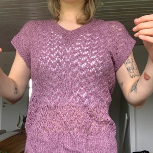 Lila väst - Stickad väst/ topp! Sötare färg finns inte men tycker tyvärr inte att den passar mig😫 bra skick, tror den är hemmagjord för har ingen lapp och köpte second hand❤️❤️ totalpris ink frakt: 75kr