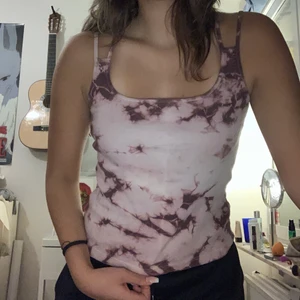 Tie dye linne - Linne i strl S med cool snörning bak!