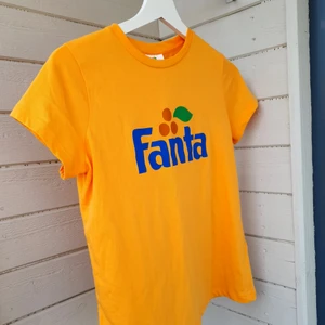 Fanta t-shirt - Storlek: XS Färg: orange Skick: Begagnad använd ett fåtal gånger Köparen står för frakten, skickas med posten 1-3 dagar! 