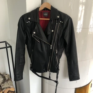 Skinnjacka svart  - I fint skick! Frakt ingår ej. Jackan finns kvar så länge annonsen finns kvar. 