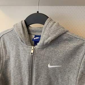 Skön grå hoodie från Nike