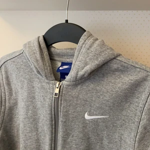 Grå zipuphoodie - Skön grå hoodie från Nike