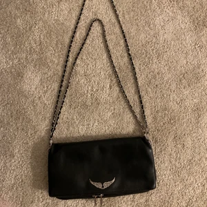 Zadig & voltaire väska - Säljer min Zadig & voltaire väska. Modellen heter Rock. Fråga om de något ni undrar över💕💕💘