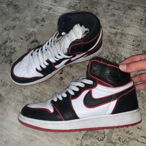 Jordan Sneakers från Nike. Strl 40. Knappt använda alls, kommer med röda skosnören. 900:- Finns inte att köpa.
