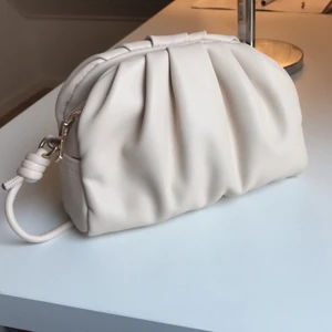 Väska - En liten beige rynkig väska från mango! Inga defekter, köpt nu i somras, både dragkedja och magnet finns på väskan, verkar som att den är slutsåld. Kontakta mig för fler frågor!💕 140kr + frakt