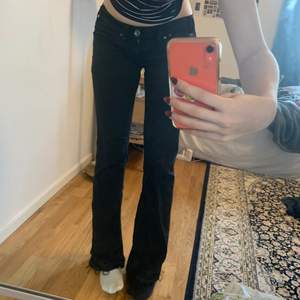 Supersnygga svarta lågmidjade jeans från Miss Sixty med snygg metall-logga på både fram och baksida🌸! (De är uppsprättade vid benen)Sparsamt använda, kan mötas i Stockholm annars tillkommer frakt ☺️🦋
