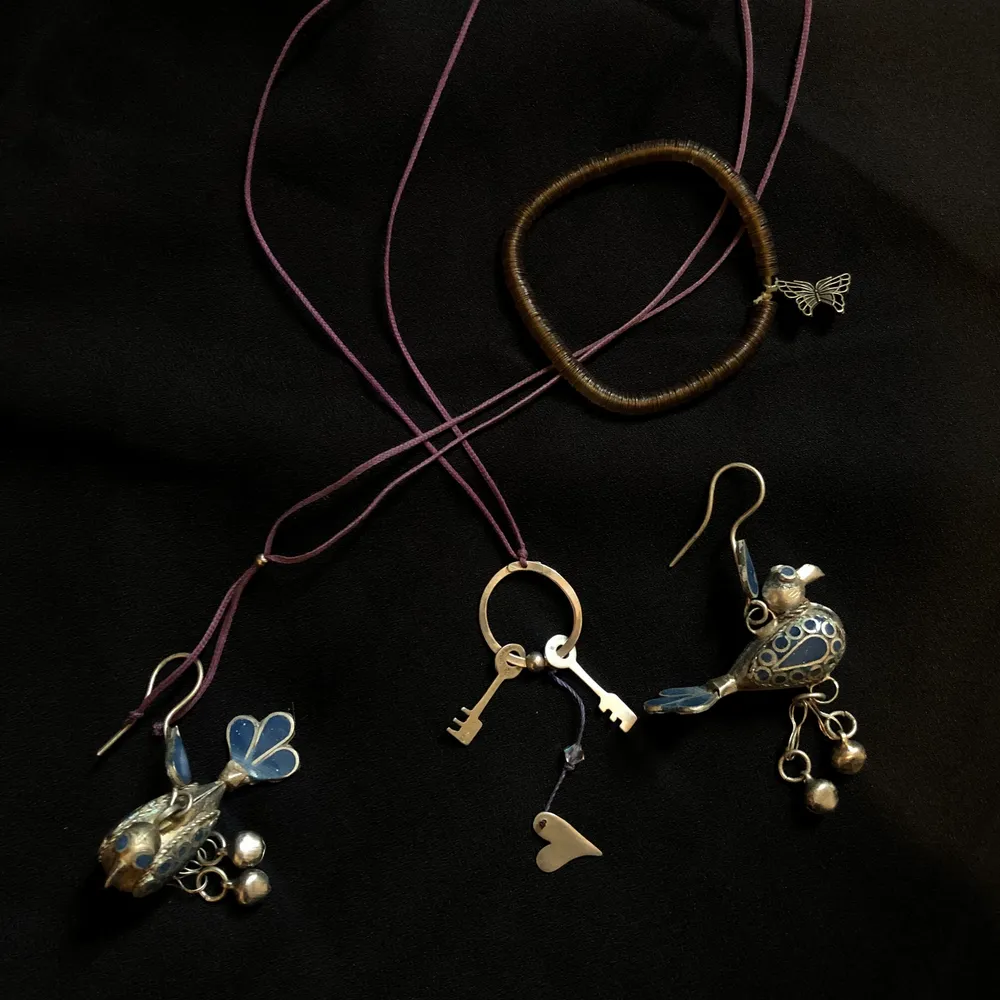 halsband med hjärt- och nyckelberlock, handjorda fågelörhängen och handgjort paljettarmband. Säljer alla i ett set!!💕. Accessoarer.