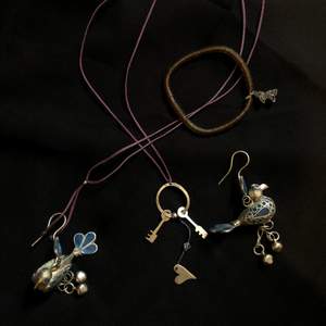halsband med hjärt- och nyckelberlock, handjorda fågelörhängen och handgjort paljettarmband. Säljer alla i ett set!!💕