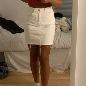 Vit kjol - Säljer denna vita kjol på grund av ingen användning för den. Kjolen kommer från Gina Tricot och är i storlek 38. Kjolen har fina slitningar i nederkanten runt om hela kjolen. Är 168 cm för referens mot längd. Org pris 299kr säljer för 175 och uppåt! 