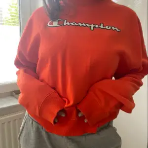 Jättefin orange champion sweatshirt som tyvärr inte kommer till använding! Orginal pris: 750 kr.           köpare står för frakt💕
