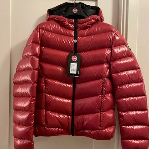 Colmar jacka strl 36/38 NY! - Ny tjock dunjacka i kort tight modell i glansigt material. Inköpt direkt från Italien. Äkta med QR-kod. Kvitto finns. Säljes pga fel storlek. Italiensk storlek 44 motsvarar liten svensk 38, mer som 36. Nypris i Sverige 5999kr.