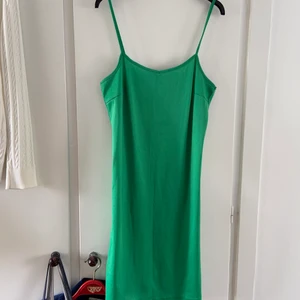 Grön klänning  - En ganska tight lysande grön klänning 💚😍 Stretchig o sitter smickrande över kroppen! Går till strax under knäna. Funkar på en 40-42 eller liten 44, blir löst sittande på mindre 🌼 Jättefint skick, knappt använd! Så snygg med en vit T-shirt undertill eller en stickad kofta ovanpå! 🌟💃🏼