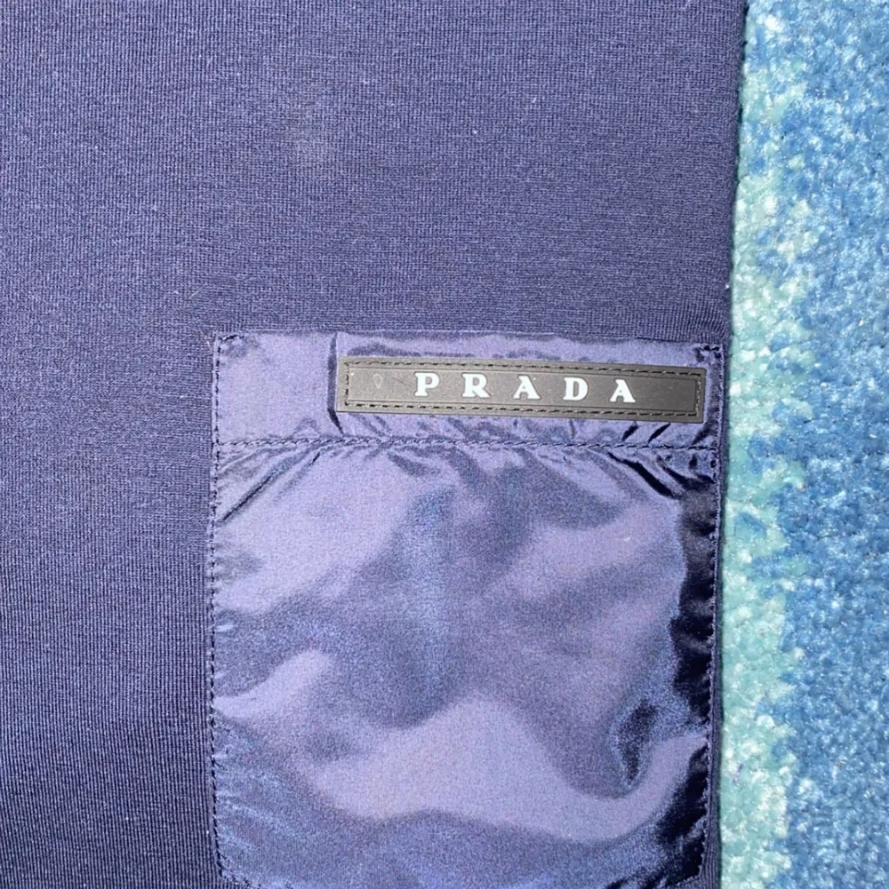 Säljer nu min Prada t shirt då jag sällan använder mig av Tishor. Storlek Large. HELT NY condition 10/10. Nypris 3000kr. T-shirts.