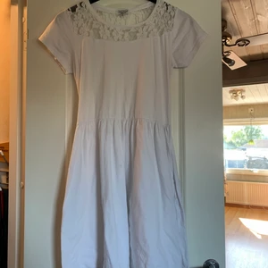 Vit klänning - Vit klänning i storlek S. Spets vid nyckelbenen framtill och på hela ryggen, även fickor i kjolen. Ny pris: 300kr, bud från 100kr☺️