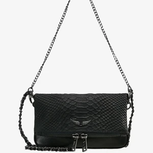 Zadig Voltaire väska, Rock Nano  - Säljer min Zadig Voltaire väska i modellen ”ROCK NANO SAVAG”. Svart skinn m silver detaljer. Köpte den för ca 2200kr. Bra skick 💕💕