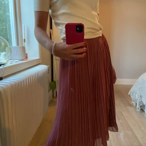 Kjol - Jätte fin lång kjol från nakd. 💓💓 storlek 34 men den är ganska töjbar så skulle säga även 36. Fint skick 