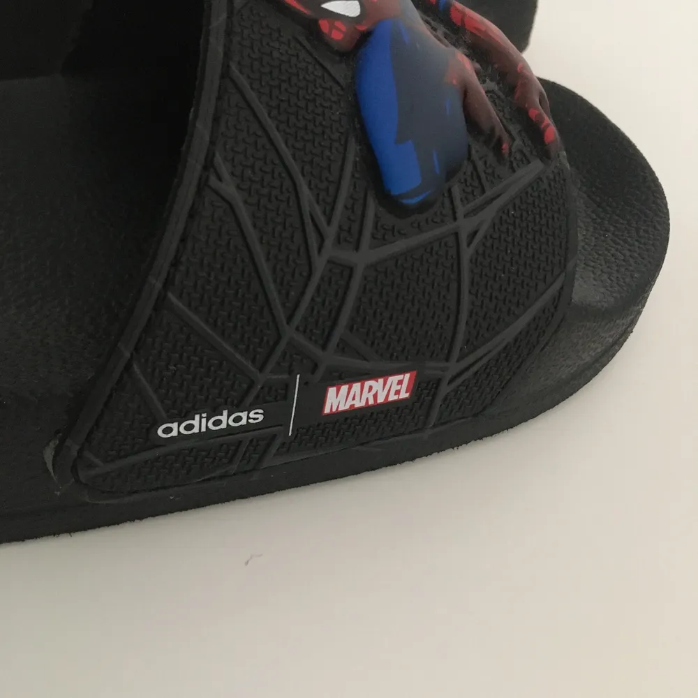 Adidas Marvel med Spiderman Helt nya, använda en gång. Storlek 31 Nypris 199:- Zalando  Finns i Karlstad, skickas ej.. Skor.