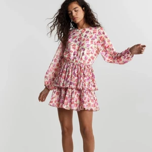 Klänning från Gina Tricot  - Oanvänd klänning från Gina Tricot. Tags och prislappar finns kvar på. Storlek XS/34. Säljes för 250kr. 