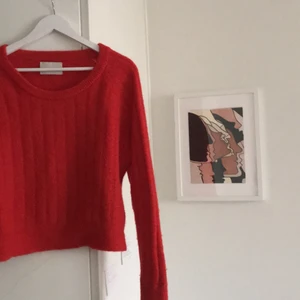 Samsoe Samsoe stickad tröja - Den här tröjan har verkligen helt rätt färg inför hösten! Lite kortare i modellen så perfekt till ett par högre byxor