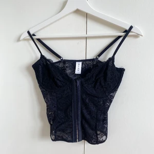 Korsett topp från Nakd - Korsett topp från Nakd helt oanvänd endast testad! Storlek xs! Köparen står för frakten, pris går att diskutera💓