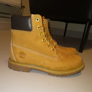 Timberlands - Äkta timberlands boots. Små, små fläckar som syns på bilderna, men kommer tvättas och snyggas till en extra gång innan jag skickar. Inte användna mycket och är hela och fräscha.