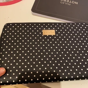 Smyckes skrin - En smyckes nesisär eller skrin som är helt oandvänd tyvärr