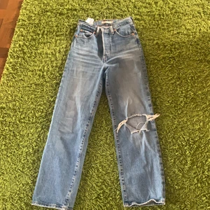 Levis jeans - Dessa jeans har varit mina favoriter innan men tyvärr så passar dem mig inte längre. Jättefina som passar för en S. 