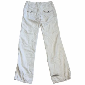 Vita manchesterbyxor  - Vita manchesterbyxor i storlek xs men passar även en s. Det finns en liten fläck på baksidan av benet (sista bilden) som knappt är märkbar. Sjukt snygga fickor där bak😍😍