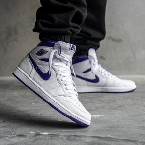 Air Jordan 1 High White Court Purple - Säljer Air Jordan 1 High Court Purple i storlekarna 36-42.5. Skorna är 100% äkta och oanvända. Det går att beställa här på Plick eller via min hemsida weflipudrip.com. Om du har några frågor är det bara att skicka ett meddelande.