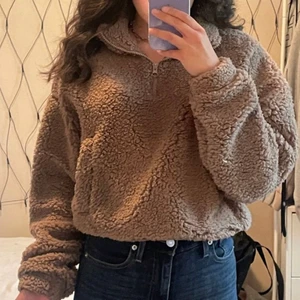 Fluffig Tröja - Säljer denna helt oanvända otroligt söta och fluffiga tröja från bikboks kollektion från förra hösten. Originalpriset var 499kr och jag säljer nu för 400kr och fraktar den gratis till dig.  Vill verkligen att någon ska få användning av denna tröjan eftersom jag tycker det är synd att jag själv aldrig fått det eftersom det inte är min stil.  Men som sagt, tröjan är oanvänd och därför fortfarande precis lika fluffig som när jag köpte den. Räkna med att du får vad du betalar för! Betalning m. Swish