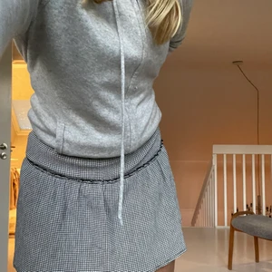 Sluståld Zara kjol! - Kjolen är från zaras barnavdelning 14 år vilket motsvarar Xs/S/M skulle jag säga. Jag älskar denna sååå mycket men upplever att den är för kort på mig som är 174. Man kan köpa för direkt pris annars buda i kommentarerna!! Startbud:150kr