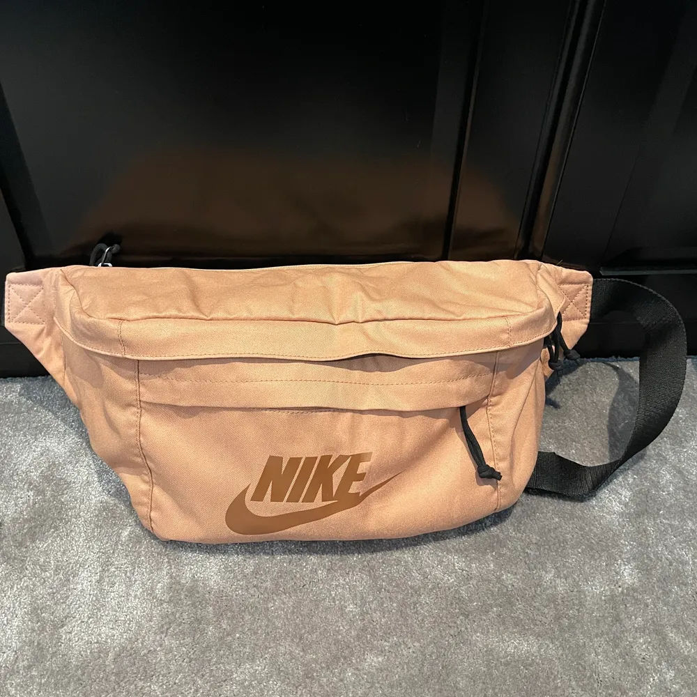 Större magväska från Nike i väldigt fint skick!. Väskor.