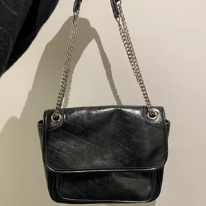 Väska Gina  - Säljer min knappt använda väska från Gina!! Den finns ej kvar i butik då den är köpt för länge sedan men ej kommit till någon användning för mig. Den är i bra skick på både ut & insida. Banden/kedjorna går att dra i bara om man föredrar att dem är längre👍🏻 väskan är dessutom lite större än vanliga axelväskor så passar perfekt om man behöver ha med sig lite extra grejer.