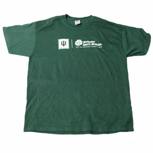 W Health - Vintage T-shirt - En riktigt cool tröja med en av de mest eftertraktade färgerna på marknaden (spartan green/pine green) som är perfekt att passa till Nike skor. Den är lite regular fit men kan användas som oversized också. Thriftad på en secondhandbutik i USA.