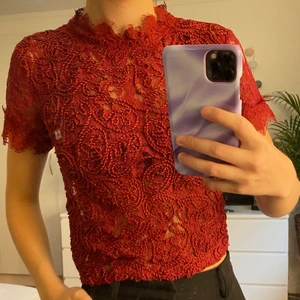 Topp - Gullig vinröd topp från Zara i storlek XS. Frakten är inräknat i priset 