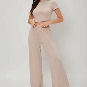 Beiget set  - Jätte skönt och luftigt set från shein. Nypris 160kr men säljer för 120kr då det är helt oanvänt. 