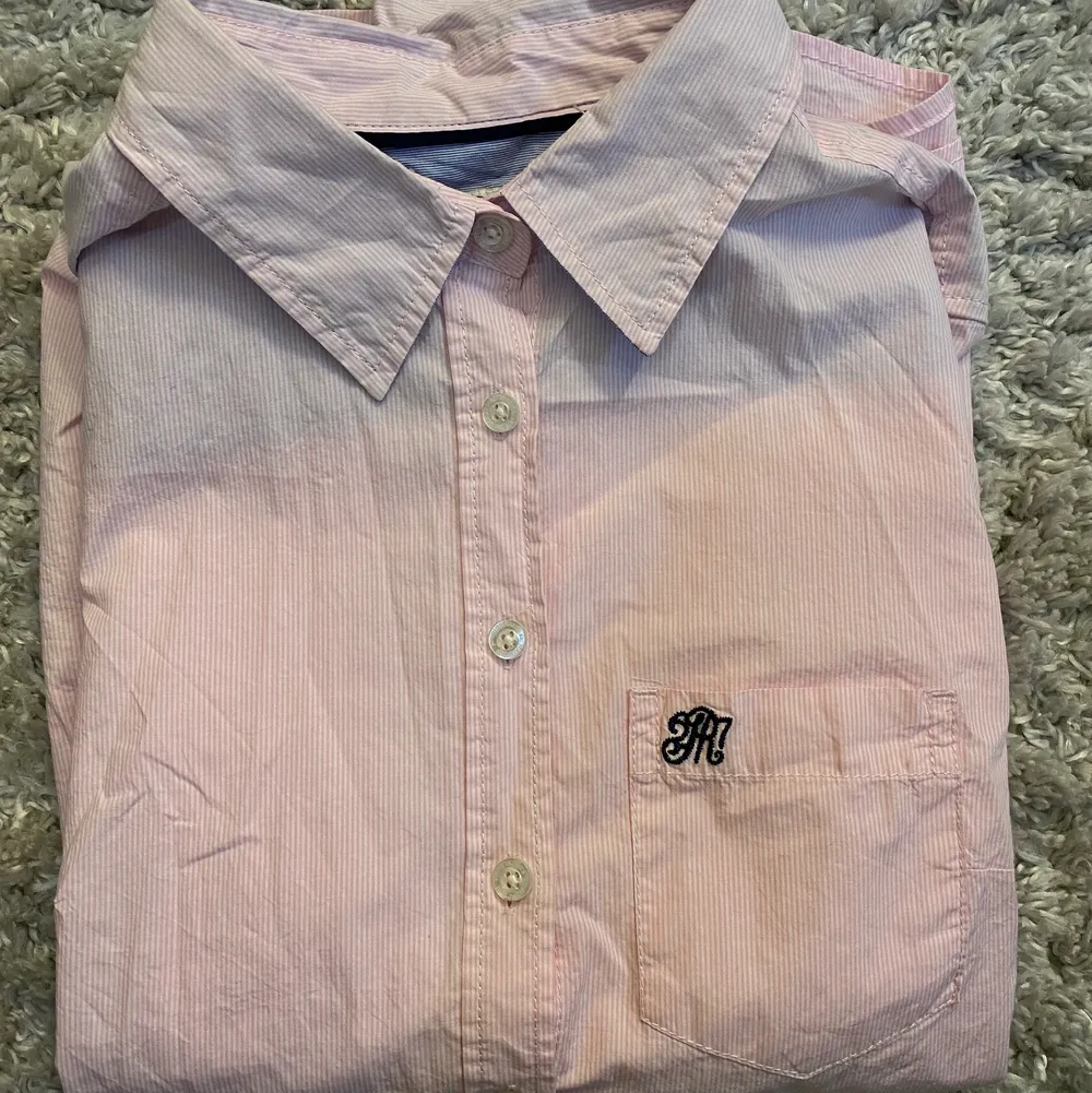 Fin rosa skjorta från Hampton Republic i storlek 34. Frakten är inräknat i priset. . Skjortor.