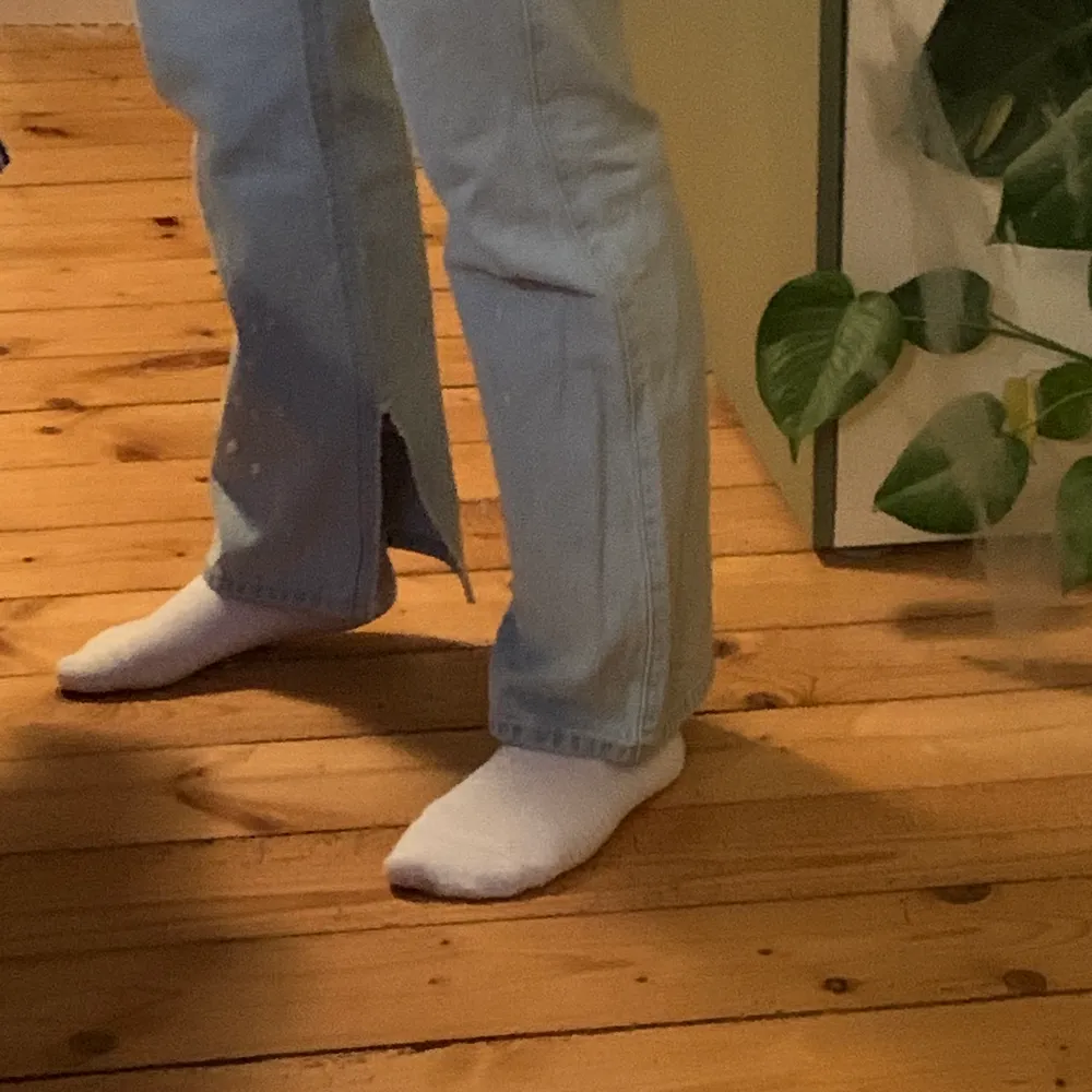 Jättefina straight jeans från weekday i modelen rowe. Har en slits i insidan av benet. Säljer p.g.a. de sällan kommer till användning. Är 165 cm lång och har stl 36-38 i byxor💕💕 Köparen står för frakten. Jeans & Byxor.