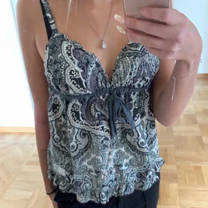 Odd Molly linne strl 0 (xs) - 🌸gulligt mönstrat odd Molly linne med knytning fram. Använd ett fåtal gånger! Ord. pris ca 800kr, Säljes p.g.a den ej kommer till användning längre.  💕skriv vid frågor/ priset kan diskuteras 