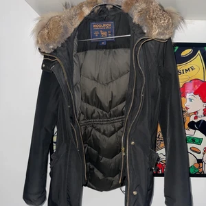 Woolrich Valentine Parka  - Säljer nu min pärla som jag köpte vintern 2018 (den är såklart äkta), den är använd i två vintrar bara så den är fortfarande i jätte fint skick. Det är Storlek XS, man kan dra åt den i midjan så den blir tajtare där för att få en mer figur om man så skulle vilja. Pälsen är tvättbjörn och kanin, den är även avtagbar och det är även hela luvan också. Köpte jackan för 8900kr så därav säljes för 3500kr. De finns såklart äkthetsbevis på jackan så det ör bara att höra av sig om de & fler bilder.