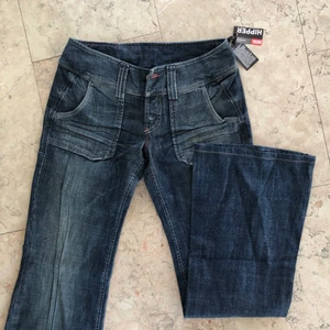 Diesel Hipper Jeans - Trendiga lågmidjade Hipper jeans från Diesel. Sjukt snygga men säljer då dem är för korta. Köpta secondhand men fortfarande oanvända med prislappen kvar. Färgen är lite ljusare än på bilderna.