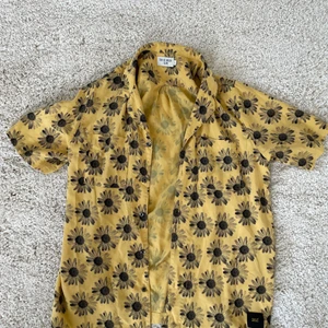 TIGER OF SWEDEN Skjorta - En väldigt somrig kortärmad skjorta från Tiger Of Sweden. Storlek Large och väldigt varsamt använd så den är fortfarande i bra kvalité