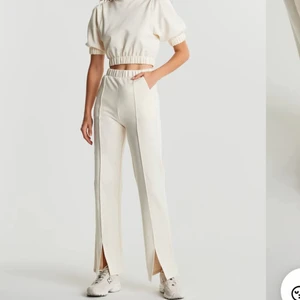 Mjukis sett - Detta super sköna och lite finare mjukissett ifårn Gina. Kommer inte till användning och just därför jag säljer det. Byxorna går ner i golvet för mig som är 162. Tröjan är aldrig använd, prislapp finns kvar. Byxorna är använda ett fåtal gånger men de är ingenting som märks🤍