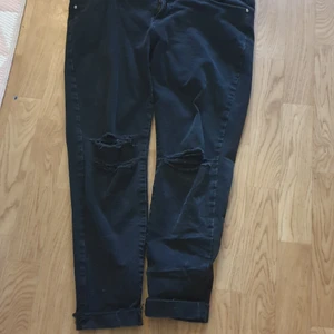 Jeans  - Svarta jeans med "hål" på knäna .